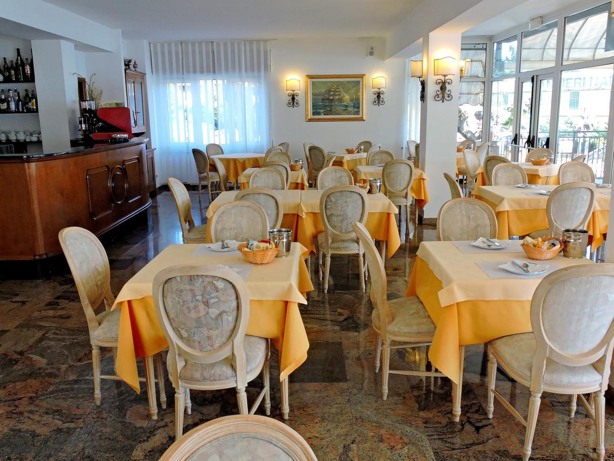 Hotel Capri Lesa Buitenkant foto